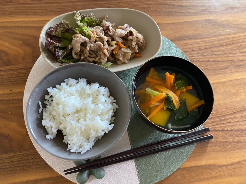 実際のわが家の一汁一菜。鶏むねとブロッコリーの出汁炒め・お味噌汁・ごはんのシンプルな献立です。